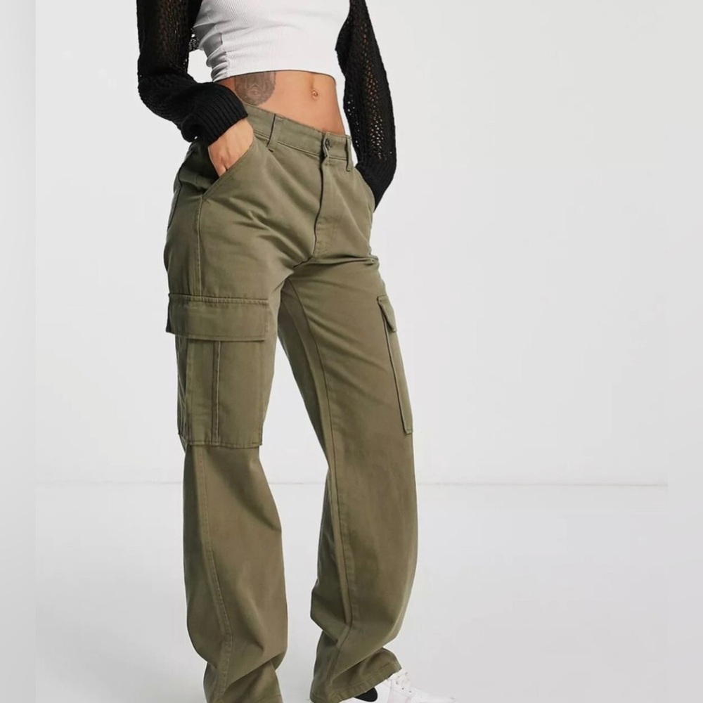 NWT Stradivarius green straight leg cargo pants